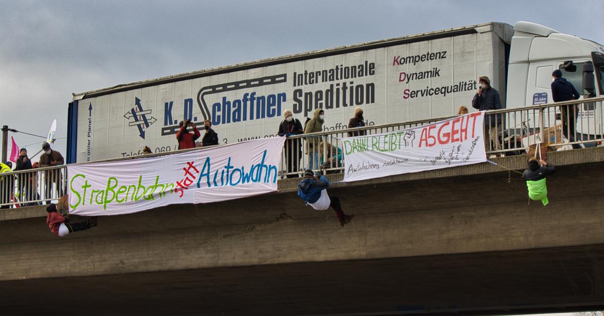 Klimaaktivisten Seilen Sich Von Autobahnbrücke Ab